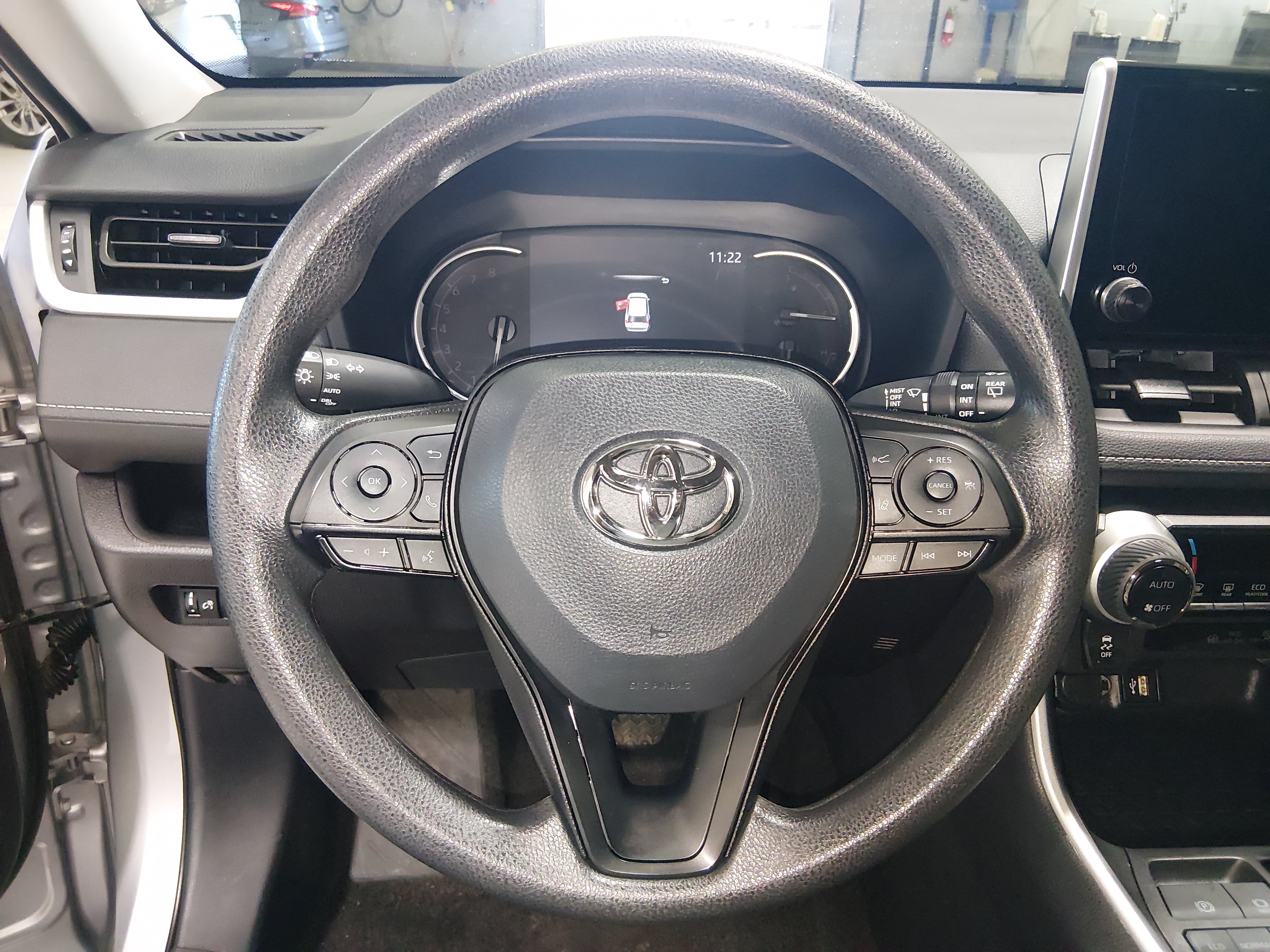 2025 Toyota RAV4 XLE - Photo 12