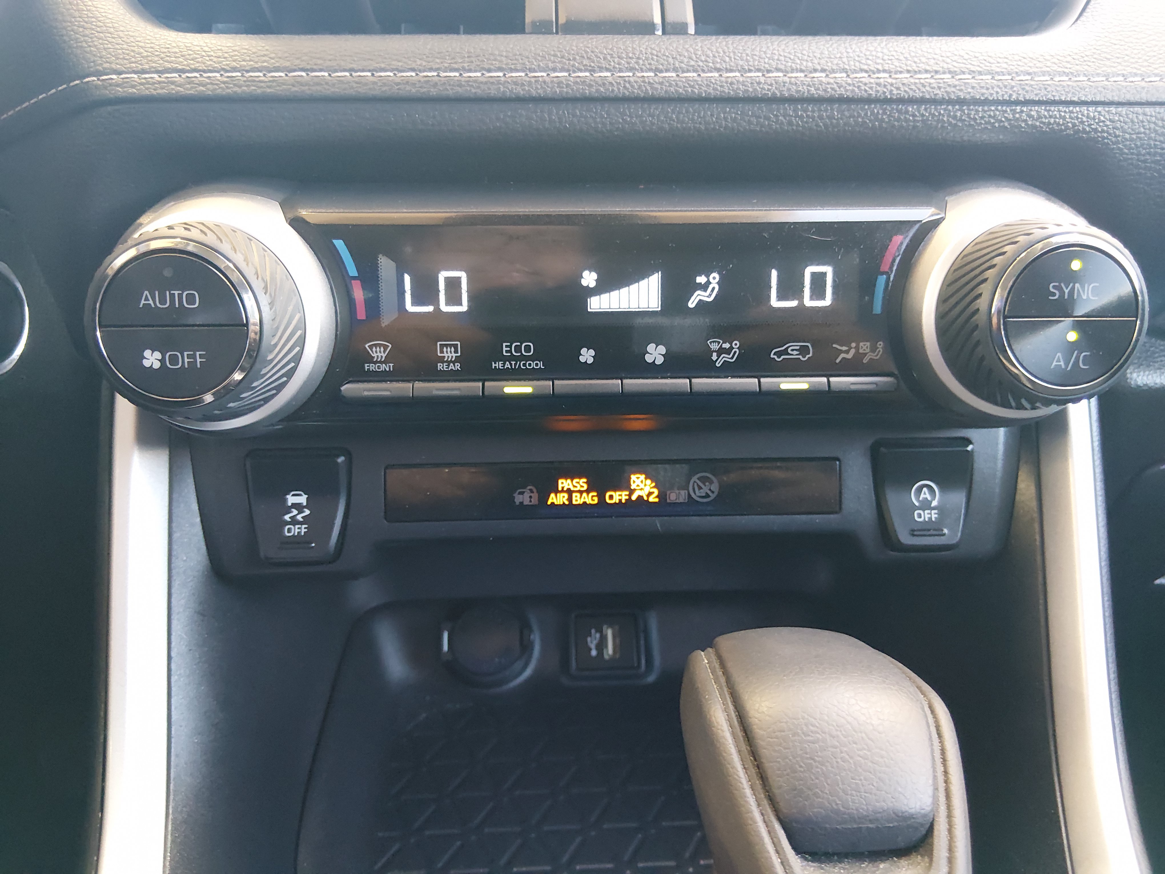 2025 Toyota RAV4 XLE - Photo 18