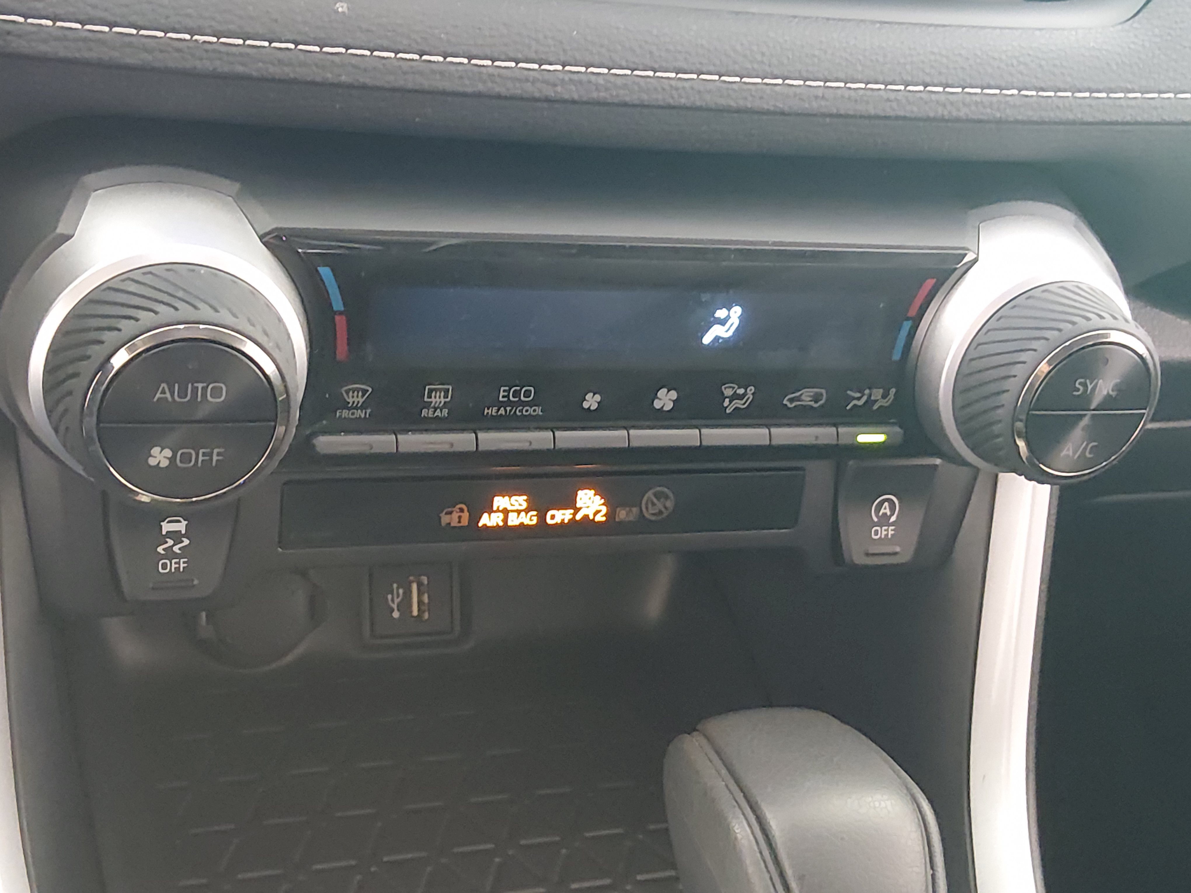 2025 Toyota RAV4 XLE - Photo 18