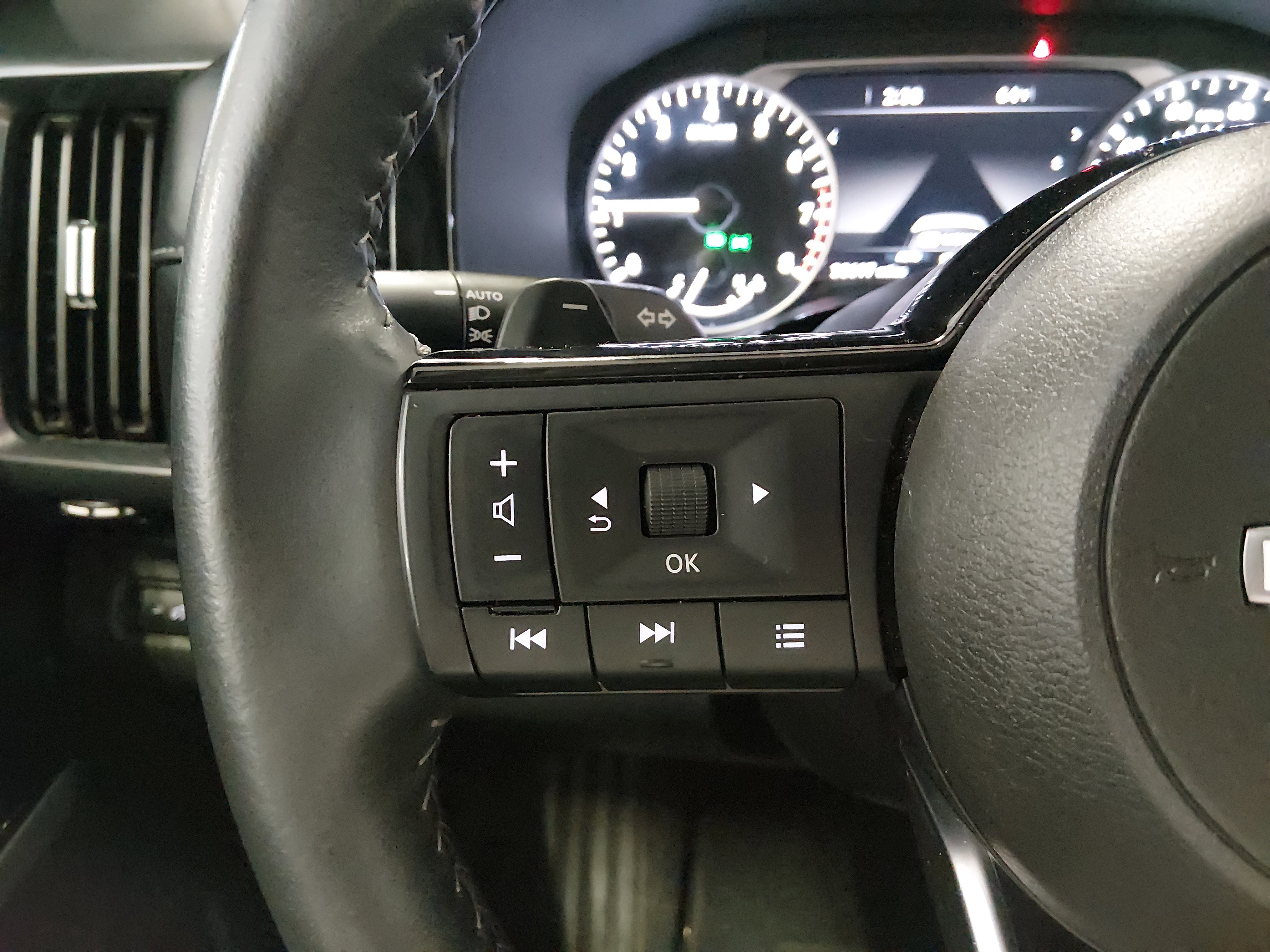 2024 Nissan Pathfinder SL - Photo 9