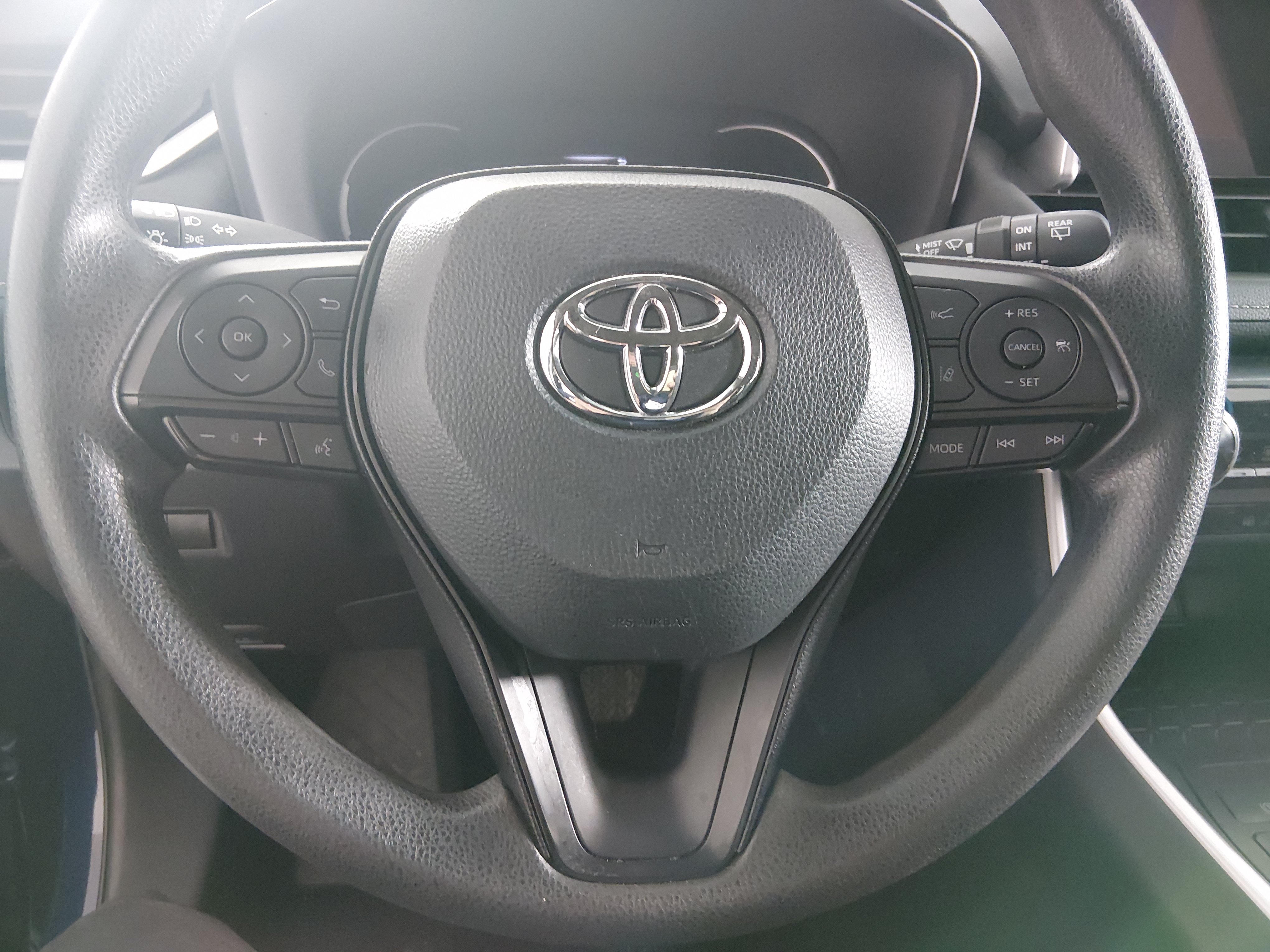 2025 Toyota RAV4 XLE - Photo 12