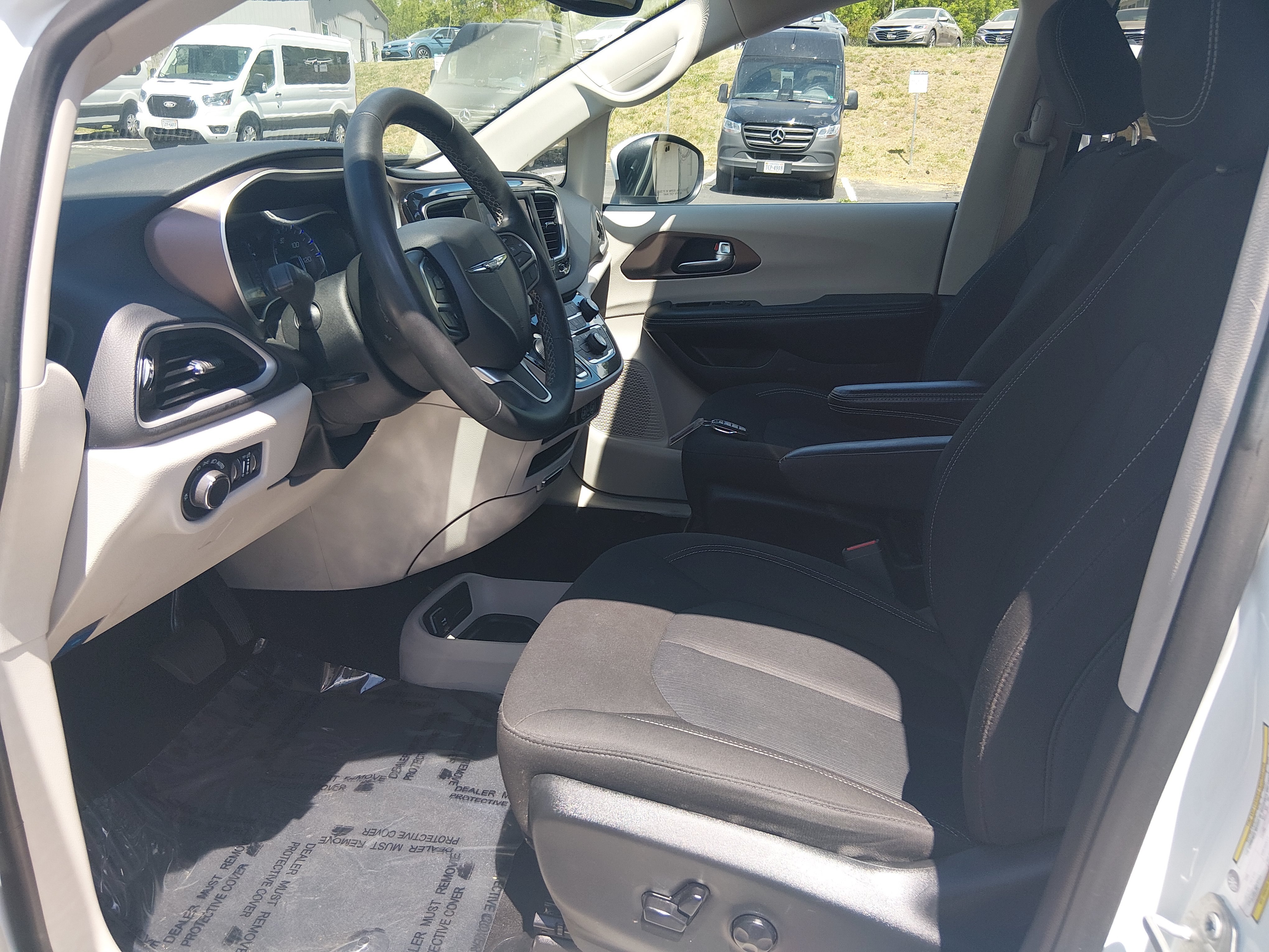 2023 Chrysler Voyager LX - Photo 20