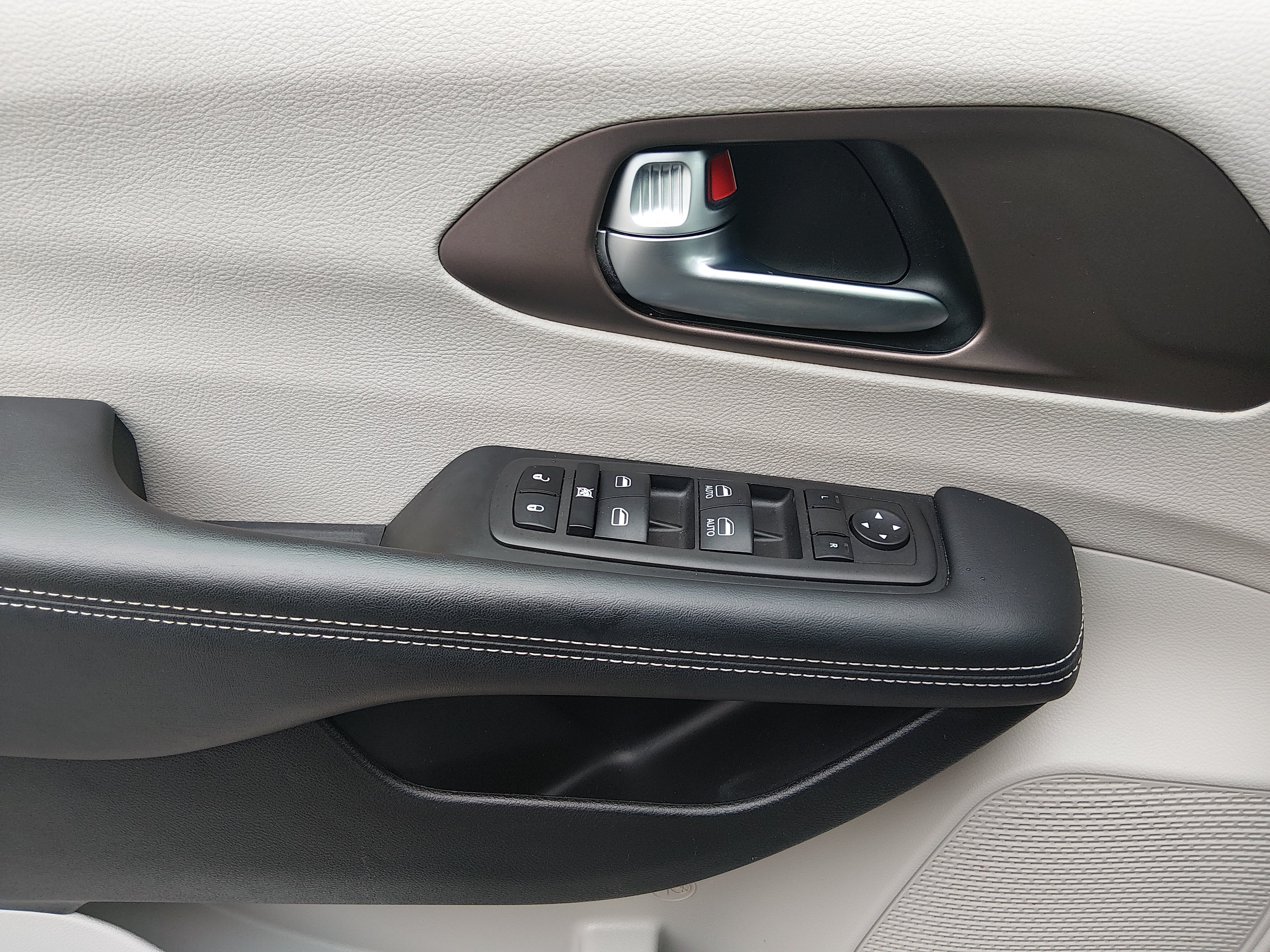 2023 Chrysler Voyager LX - Photo 18