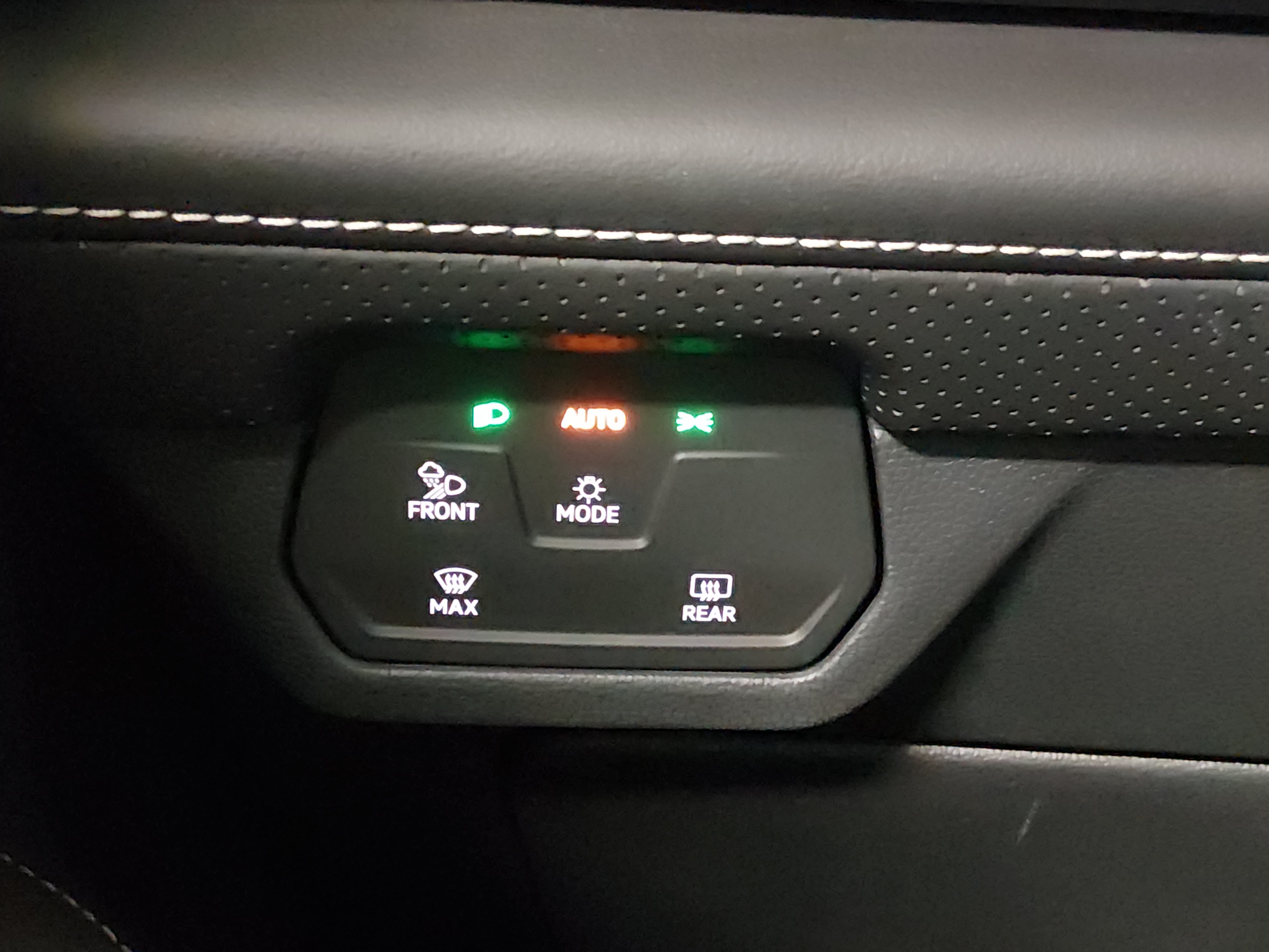 2024 Volkswagen Atlas Cross Sport SE w/Tech - Photo 13