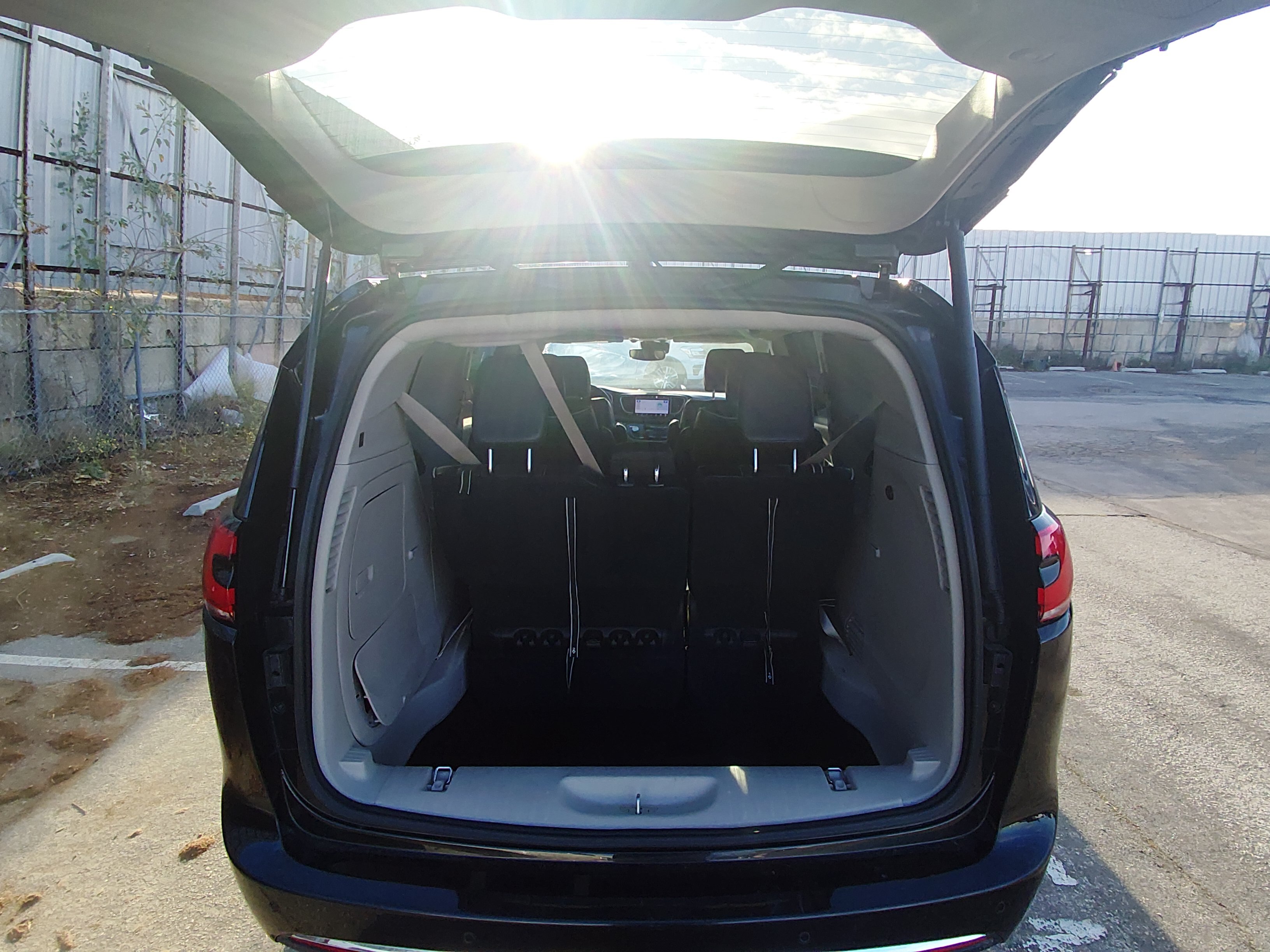 2023 Chrysler Pacifica Hybrid Limited - Photo 11